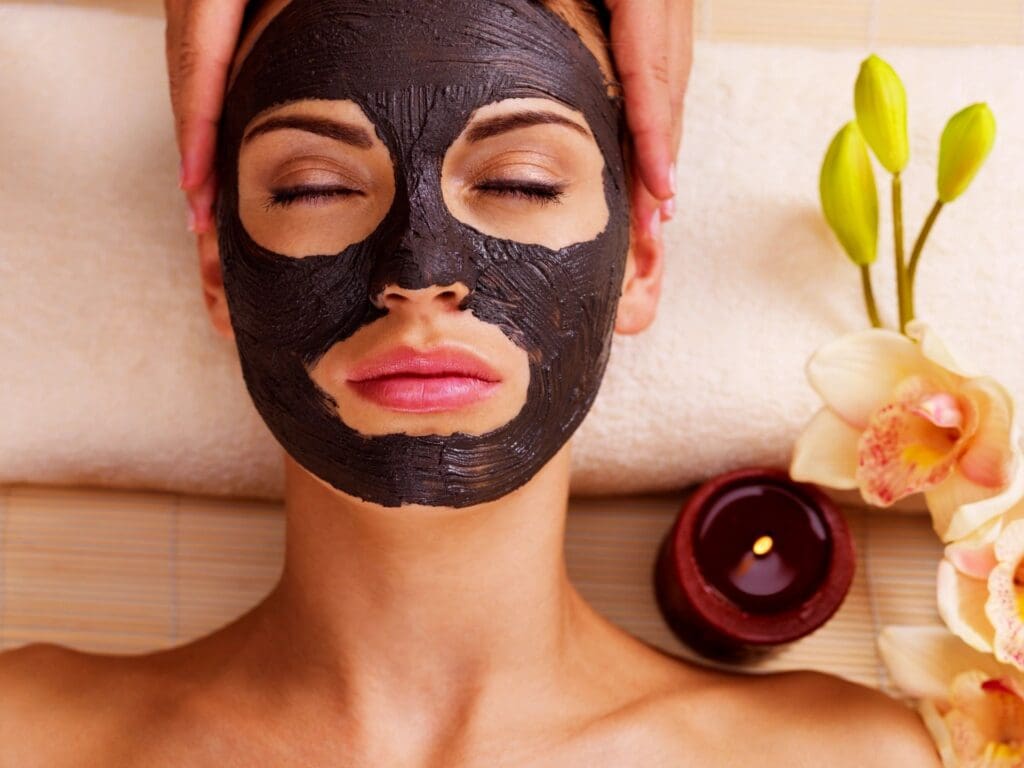 qtq80-QHAr3h A lady in a clay mask